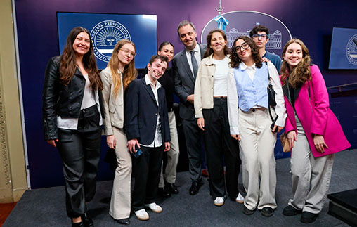 Estudiantes de Periodismo UP en la conferencia de prensa del Vocero Presidencial