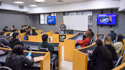 Ricardo Braginski, editor jefe del diario Clarín, brindó una clase sobre Periodismo e Inteligencia Artificial